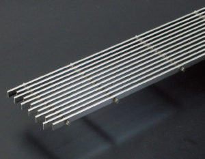 カネソウのフロアルーバーカネソウ製フロアルーバーの主な特長1. 高い耐荷重性能（床面使用に最適）

床に設置するため、人が乗ってもたわみにくい構造になっています。
材質・構造の最適化により、商業施設やオフィスなど歩行荷重に強い安心設計です。