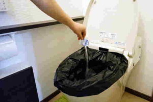 まいにちのマイレットの使用方法はトイレに排便袋を装着し、用を足した後に凝固剤を振りかける。